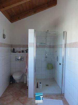 Badezimmer mit Dusche, Wanne, WC u. Waschtisch