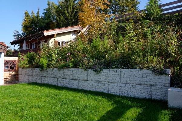 Rasen mit Blumenaussicht