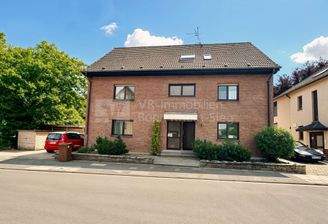 Straßenansicht Haus - Verbessert - (KI generiert)