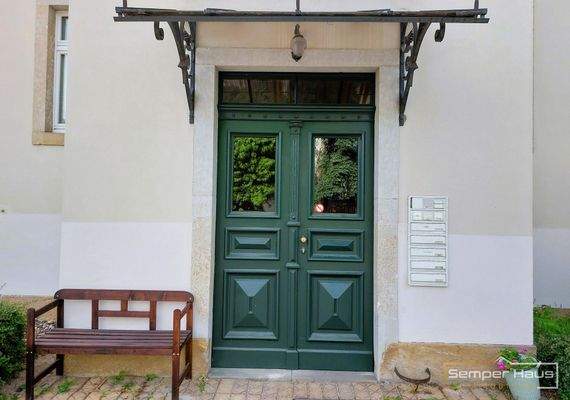 Haustür mit Schmuckelement