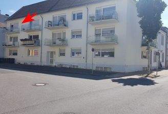 Straßen-Ansicht mit Balkon