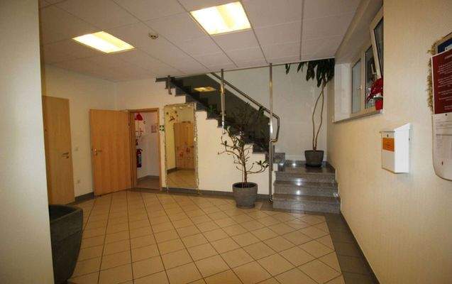 Flur zum OG u. Sozialräumen