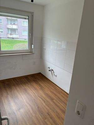 Küche mit weißen Fliesenspiegel.JPG