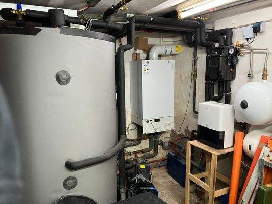 Warmwasserspeicher u. Gasbrennwerttherme