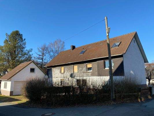 Straßenansicht mit Doppelgarage