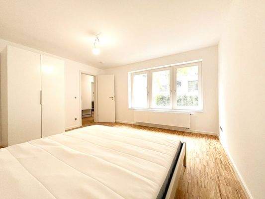 Das großzügige Schlafzimmer