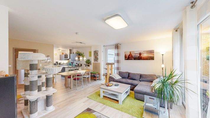 Wohnzimmer mit Blick in die Küche