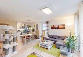 Wohnzimmer mit Blick in die Küche