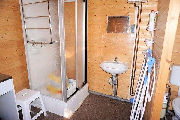 Sanitärhaus innen (3).JPG