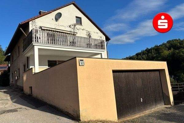 Hausansicht mit Garage