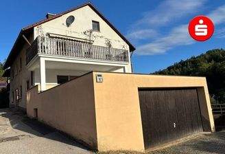 Hausansicht mit Garage