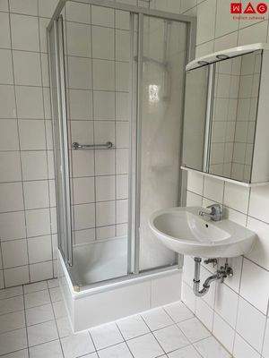 Bad mit Dusche und Fenster