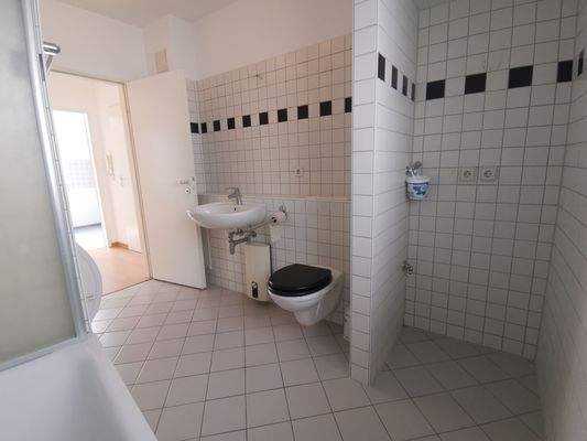 Badezimmer mit Wanne und Fenster