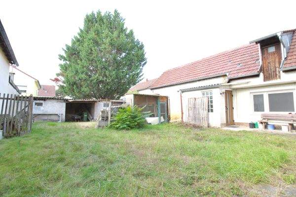 Garten mit Nebengebäude und Stallungen