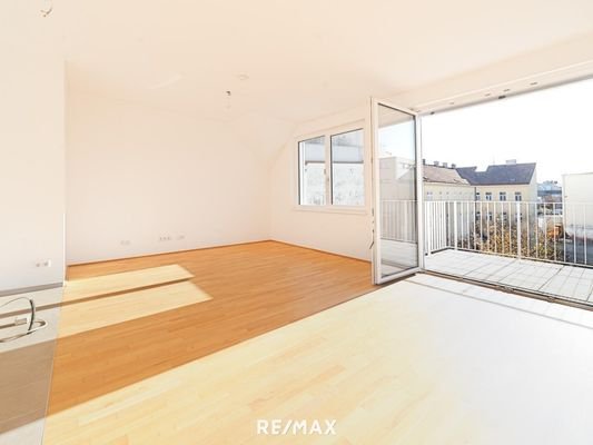 Wohnküche mit Zugang zum innenhofseitigen Balkon