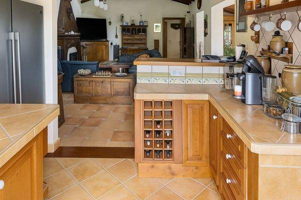 Küche mit Blick ins Wohnzimmer