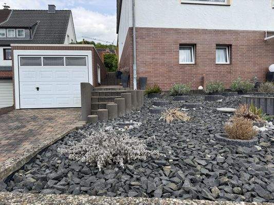 pflegeleichter Steinvorgarten