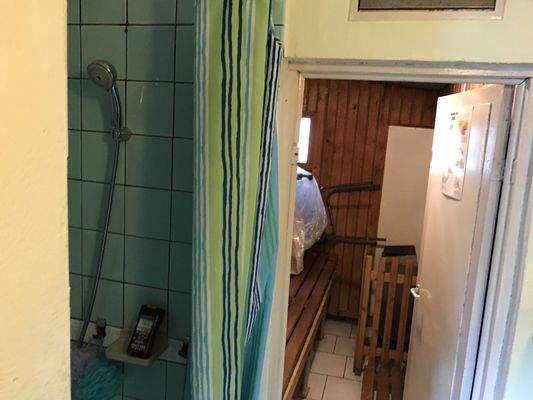 seperrater Sauna Bereich mit Dusche - Erdgeschoss