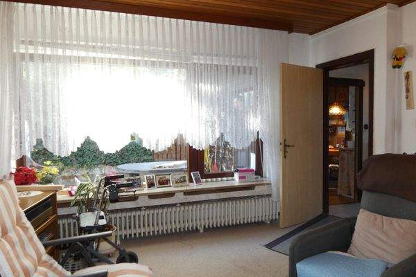 Geräumiges Wohnzimmer mit heller Fensterfront