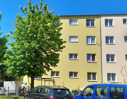 Hausrückseite mit Stellplätzen und Gemeinschaftsgarten