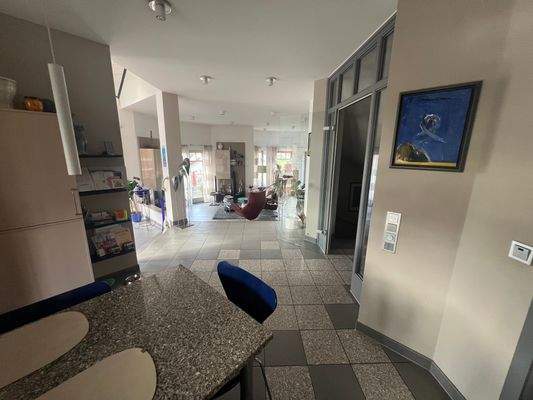 Küche mit Blick in den Wohn- und Essbereich