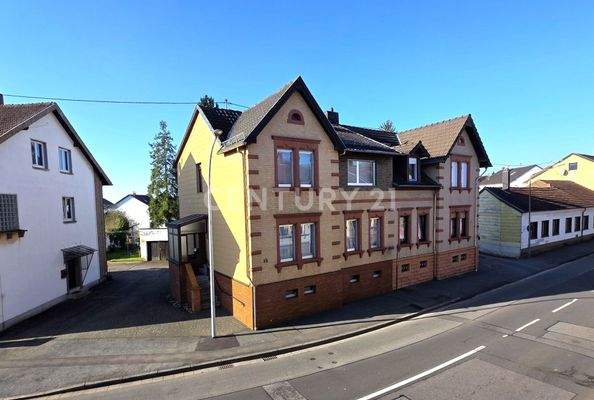 Frontansicht des Hauses von der linken Vorderseite