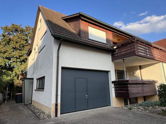 Ansicht Straße mit Garage und Zugang zur OG-Wohnung