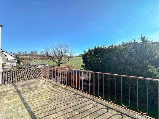 Großer Balkon mit Blick in die Ferne