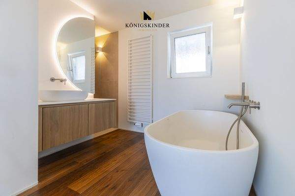 Schlafzimmer mit En-Suite-Masterbad