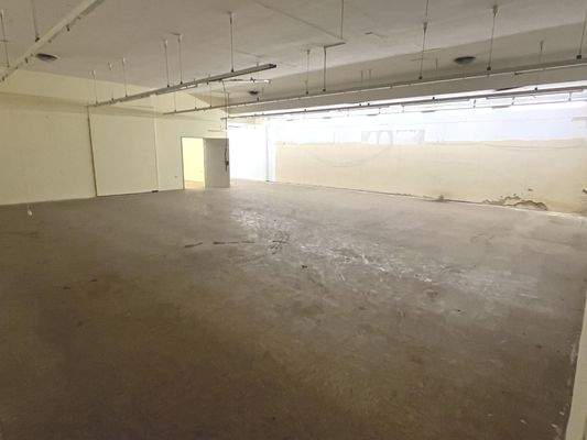 Die große Gewerbehalle