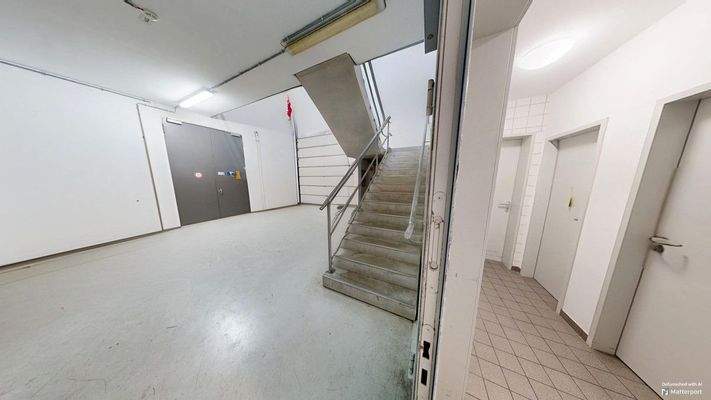 Treppenhaus inkl. Fahrstuhl