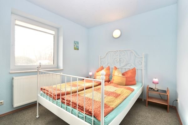 einem lichtdurchflutete Schlafzimmer