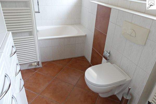 Badezimmer (vor Einzug des Mieters)