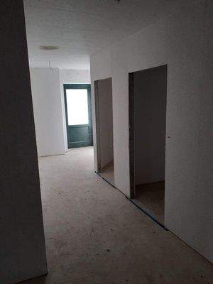 Flur mit Kammern rechts.jpg