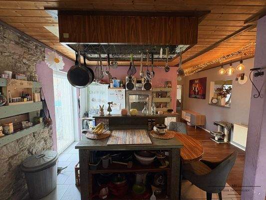 Offene Wohnküche mit rustikalem Charme