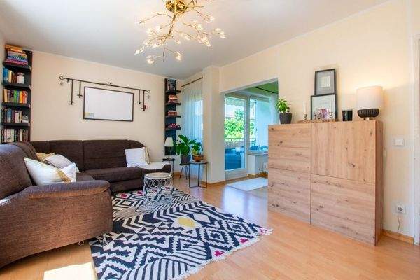 Wohn- und Esszimmer mit Zugang zum Balkon