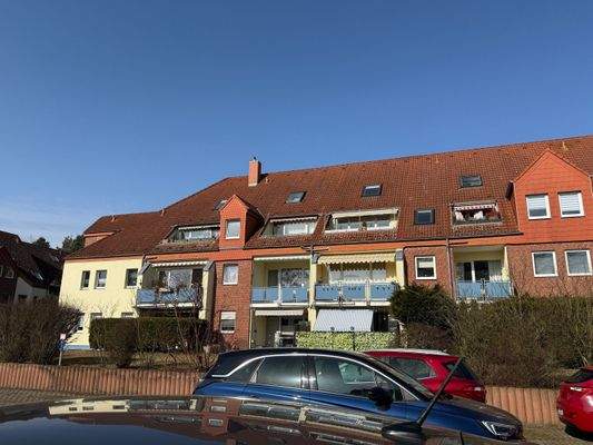 Blick auf Wohnhaus vom Parkplatz gesehen