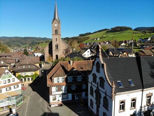 Ansicht mit Rathaus und Kirche