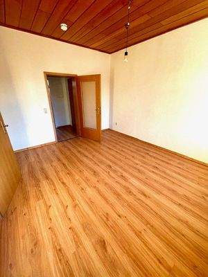 Wohnzimmer Sicht zur Tür.jpg