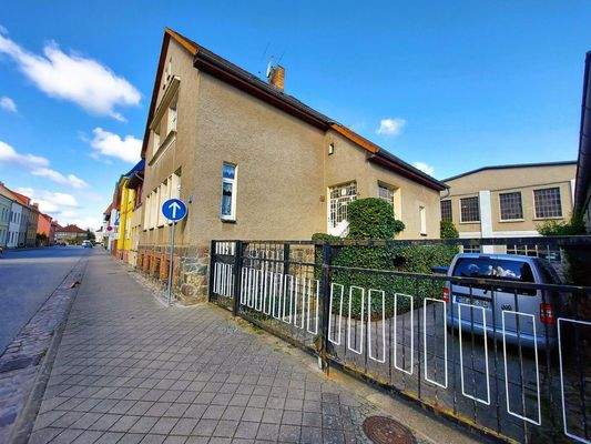 Hausansicht mit Hofzufahrt