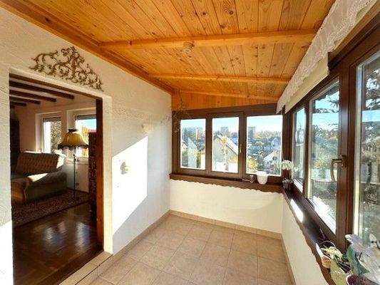 EG/OG: Sonniger Wintergarten mit Ausblick