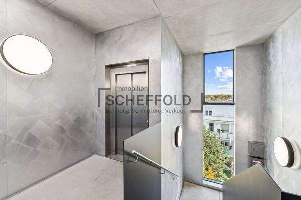 Treppenhaus mit Aufzug