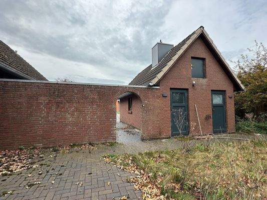 Rückansicht Garage vom Garten aus