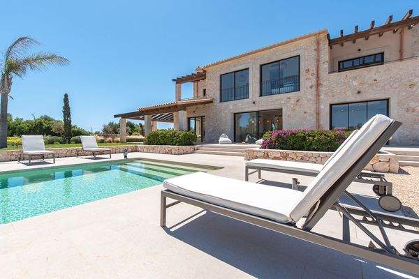 Pool mit Sonnenterrasse