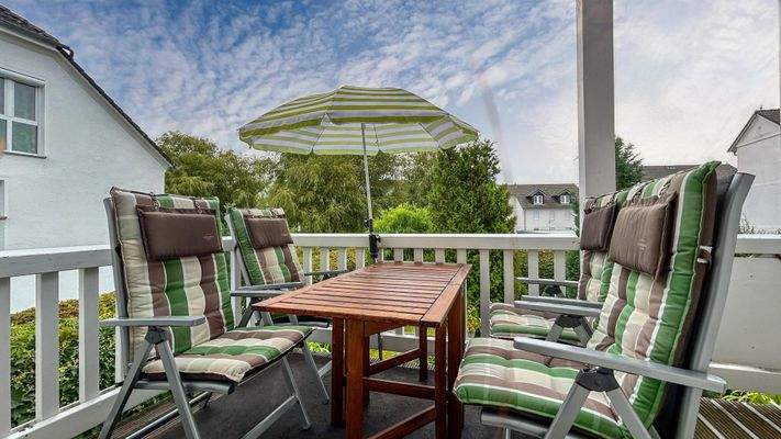 Entspannte Sitzgelegenheit auf dem Balkon