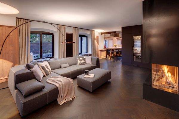 Chalet I Wohnzimmer mit Kamin