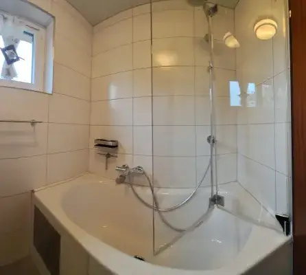 Badewanne mit Duschwand.jpg