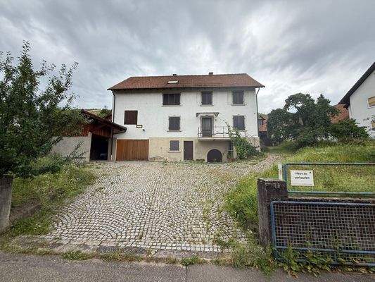 Auffahrt mit Stellplätzen