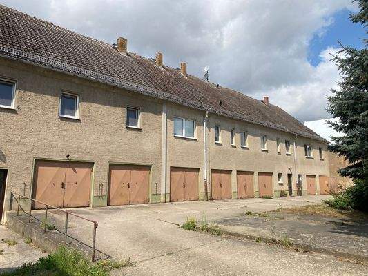 Ansicht seitliches Gebäude 2 Garagen