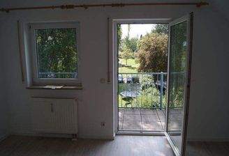 Wohnzimmer mit Blick auf den Balkon &amp; ins Grüne